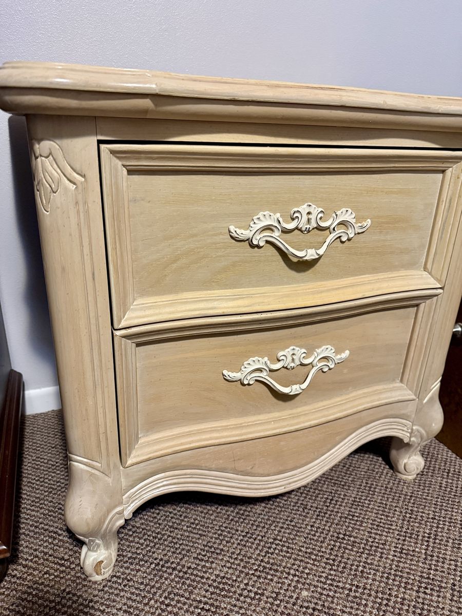 Set of 2 wood nightstands
