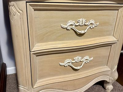 Set of 2 wood nightstands