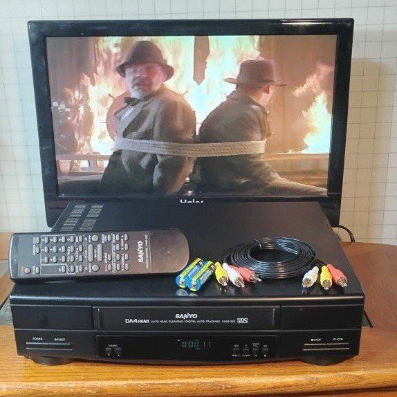 Sanyo VCR VHS video cassette player with remote