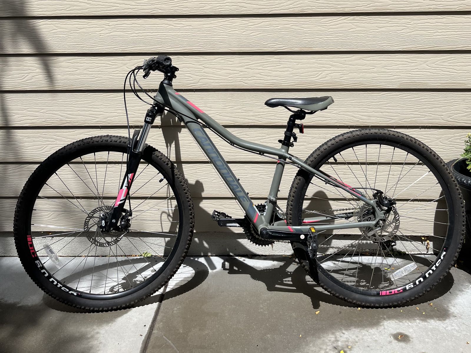 Cannondale Women's Tango 8 27.5" Mountain Bike Size Small