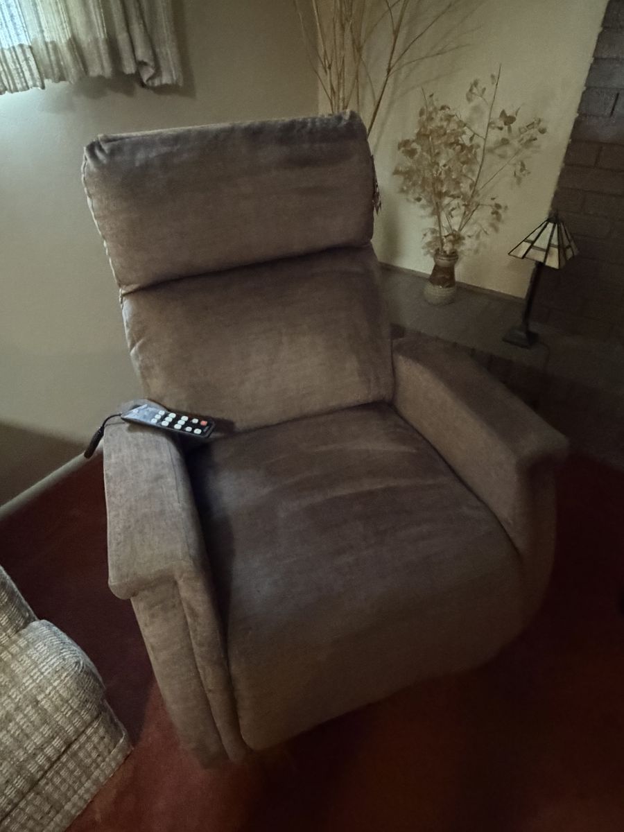 Zero gravity massaging recliner