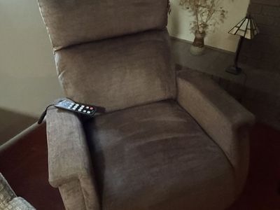 Zero gravity massaging recliner