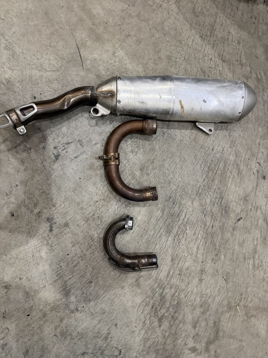 2024 Yamaha YZF 250 exhaust pipes.