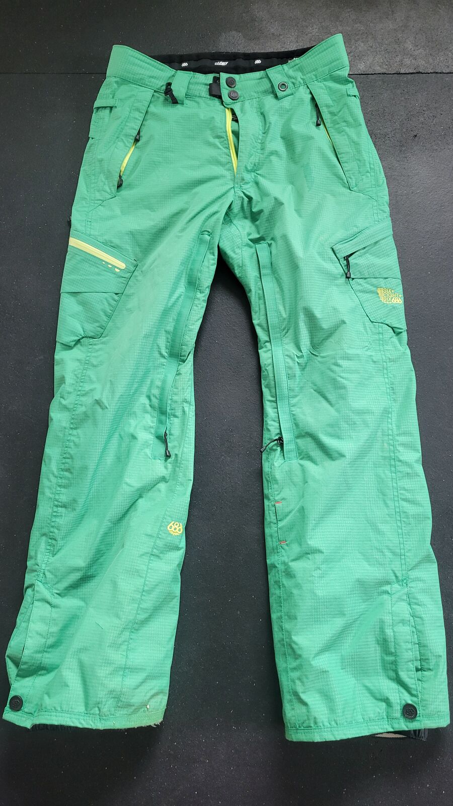 Used Mens Small 686 ski/snowboard pants