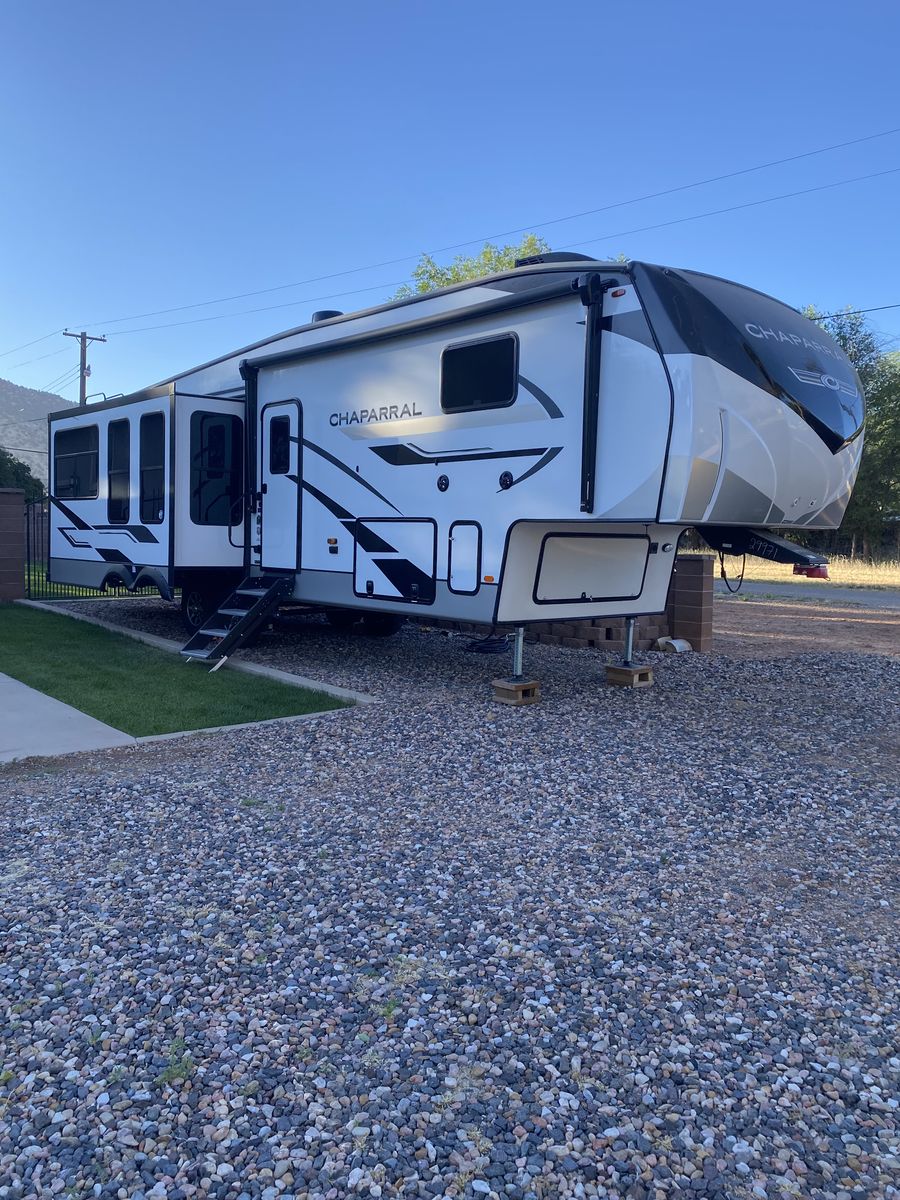 2023 Coachmen Chaparral 5th Wheel Travel Trailer - Spacious & Modern RV for Sale
