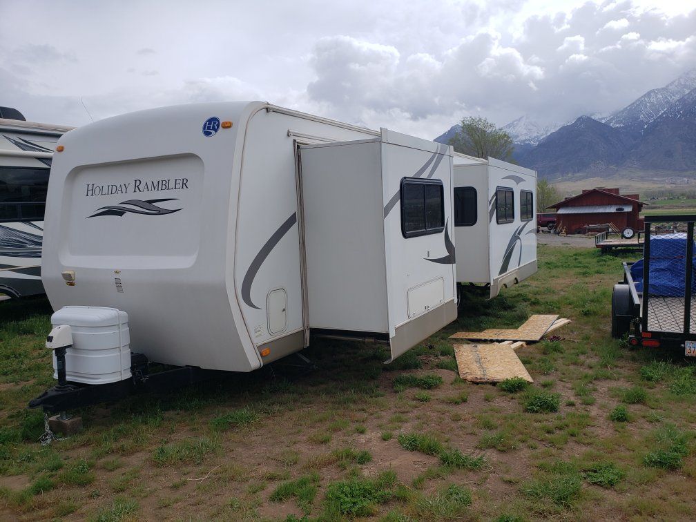 2010 Holiday Rambler 33 ft. travel trailer