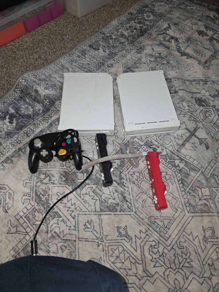 wii consoles/controllers FOR REPAIR OR PARTS