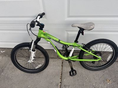Specialized Hotrock 20" Kids Mountain Bike - Green, 6-Speed, Full Suspension