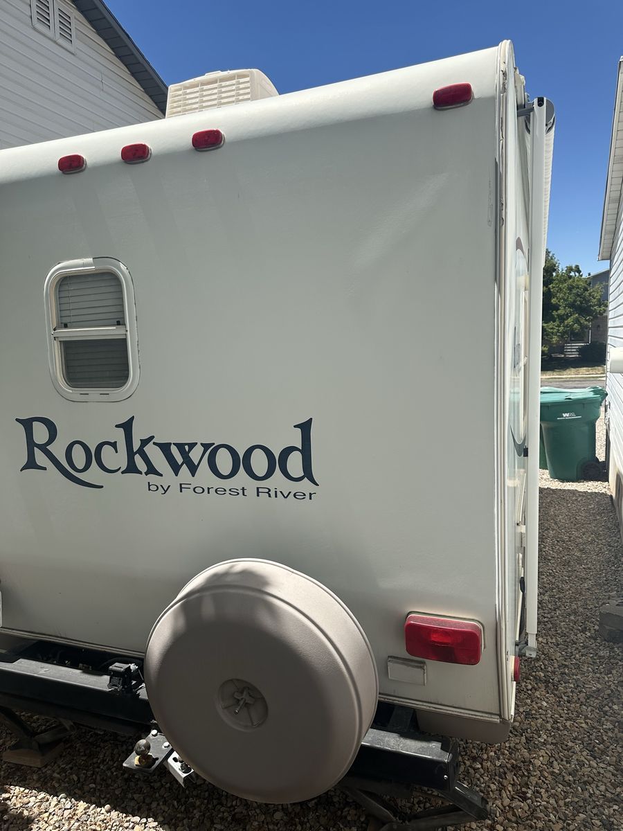 2005 24 ft Rockwood travel trailer
