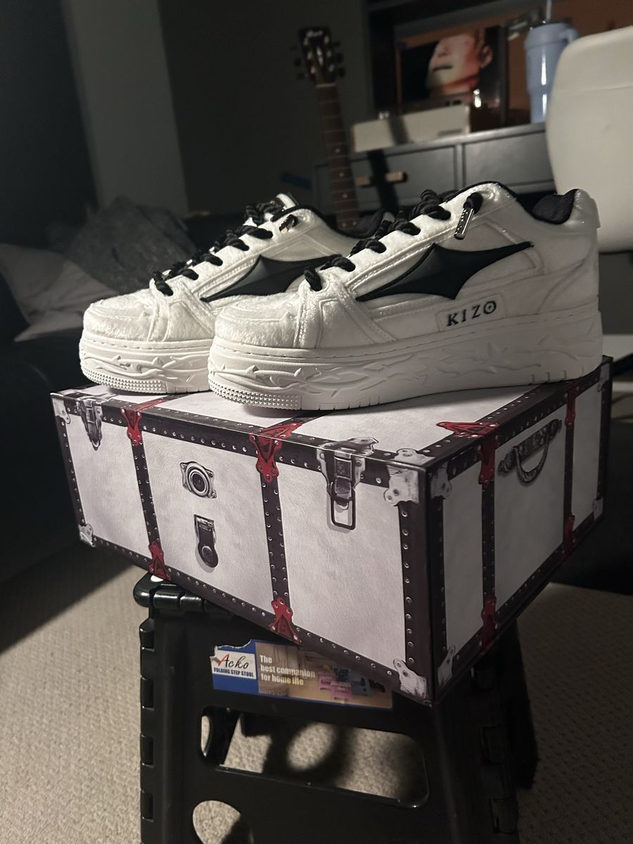 Limited Kizzo Kicks Platinum Scars w Laces and Bag 7.5M 9W