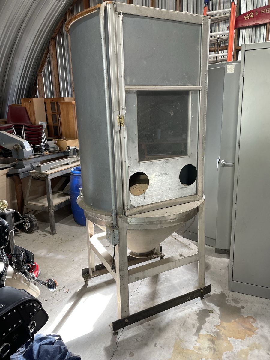 Sand blasting booth