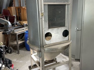 Sand blasting booth