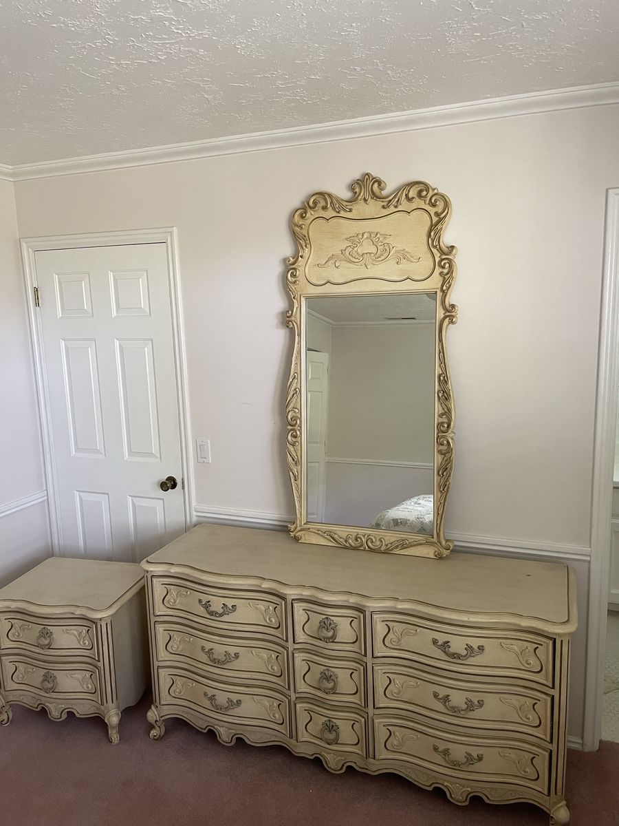 Dresser set