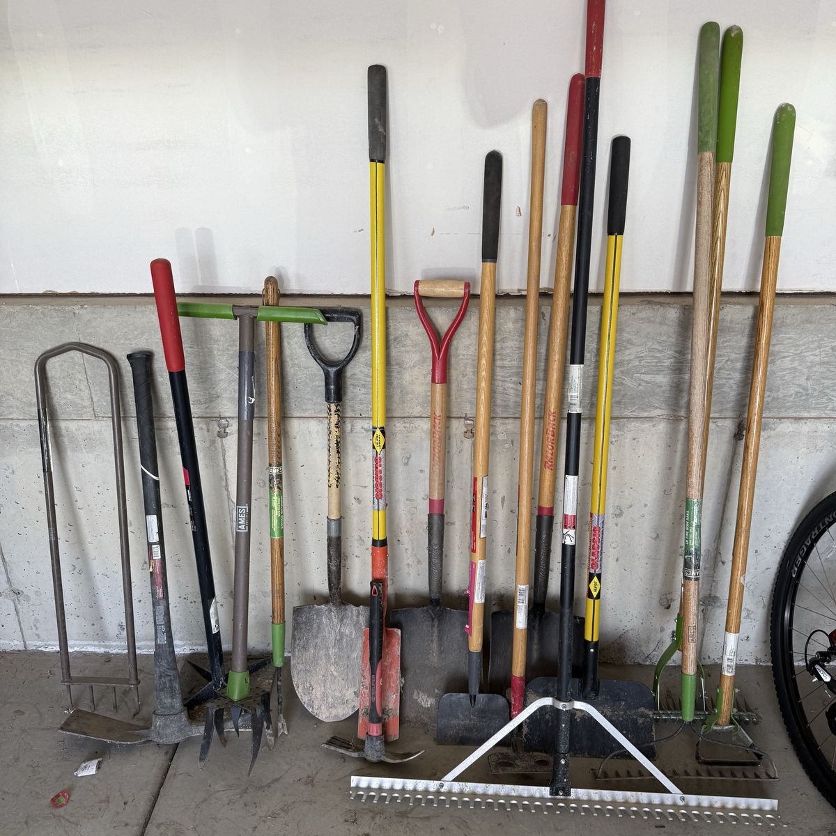Assorted Garden & Landscaping Tools – 17 Pieces – Great Variety
