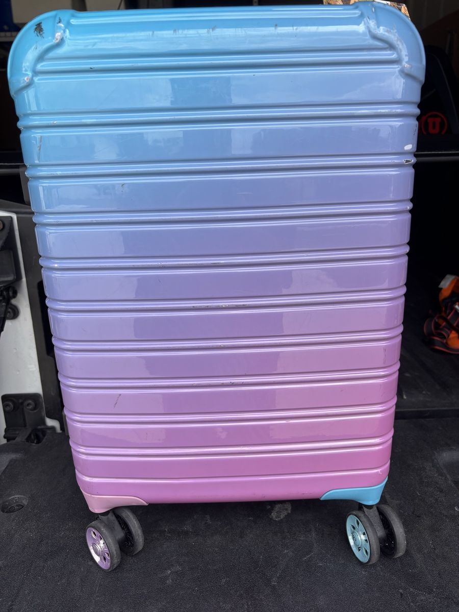 Nice medium sized rolling suitcase in great condition