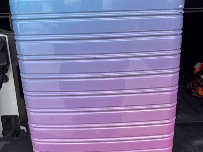 Nice medium sized rolling suitcase in great condition