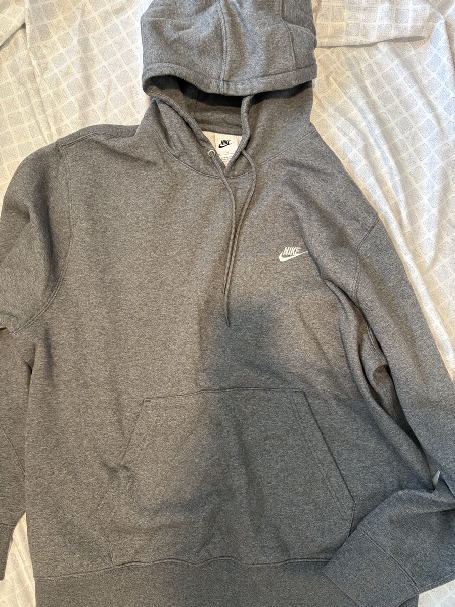 Nike Gray Pullover Hoodie Sweatshirt XL with Front Pocket and Drawstring Hood