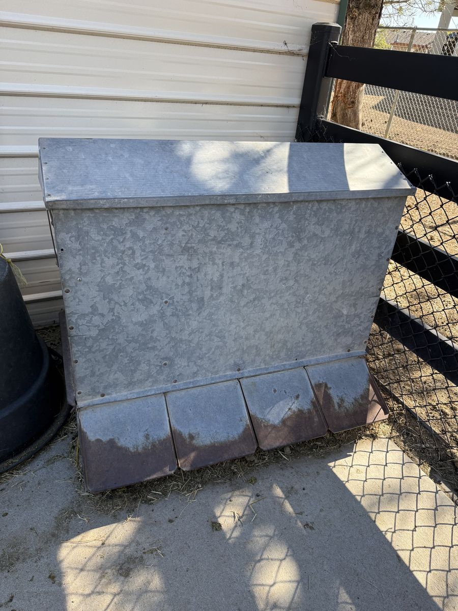 Front and Back Galvanized Steel Livestock Feeder