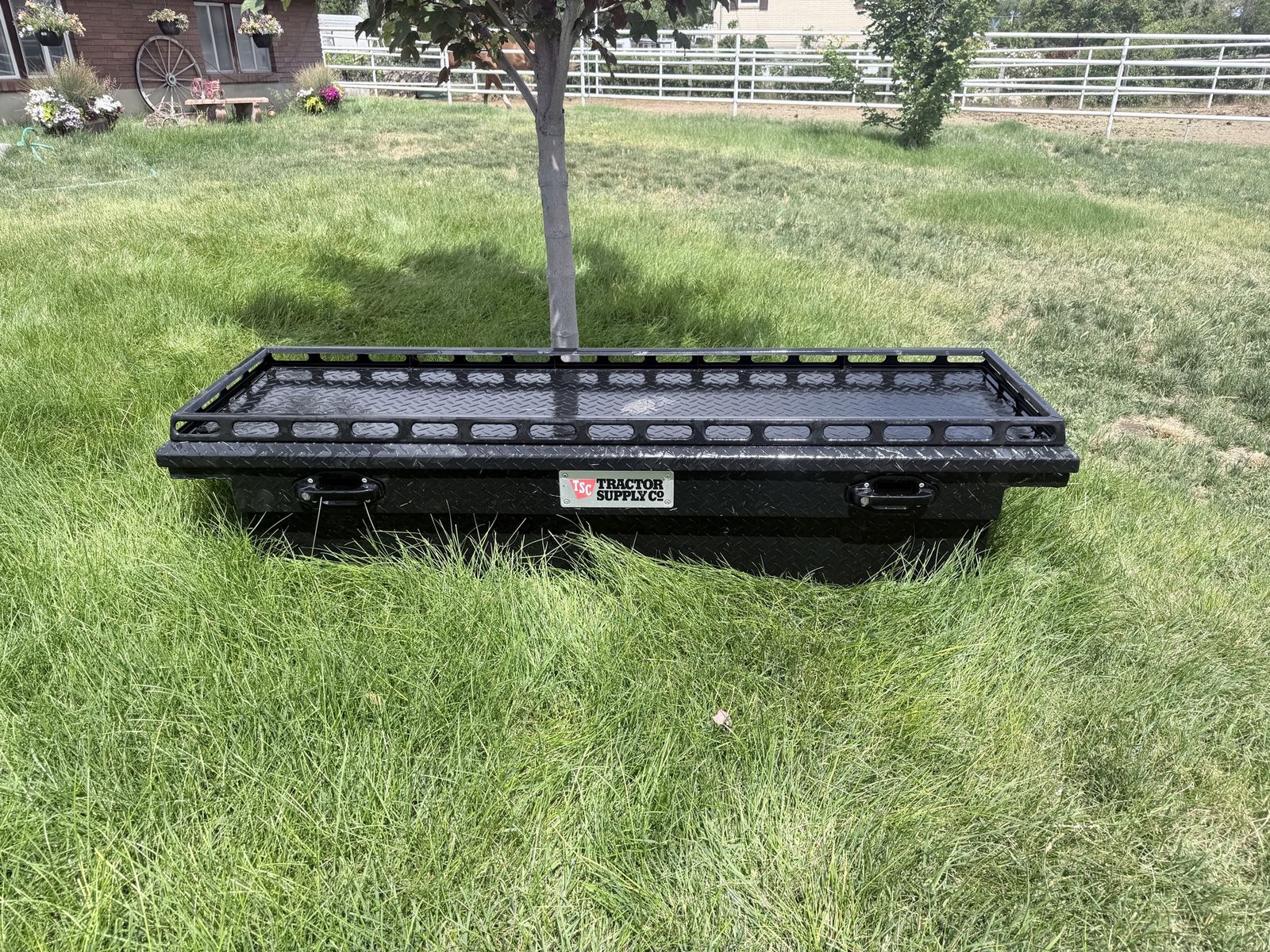 Truck tool box