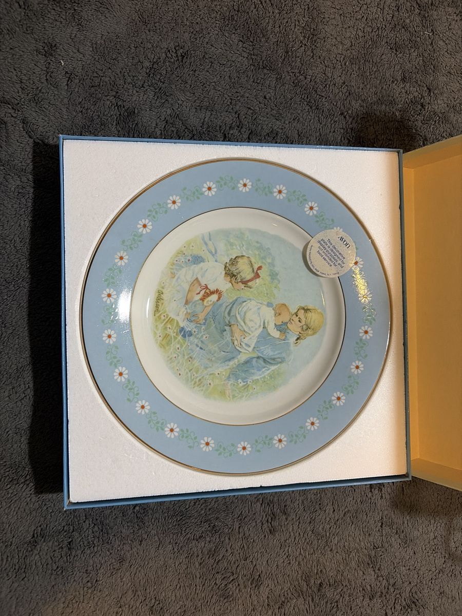 Avon "Mother's Love" Decorative Collector Plate, Blue with Daisies & Gold Rim, New in Box
