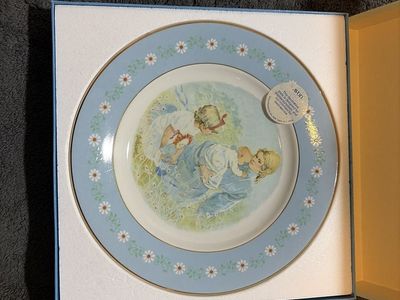 Avon "Mother's Love" Decorative Collector Plate, Blue with Daisies & Gold Rim, New in Box