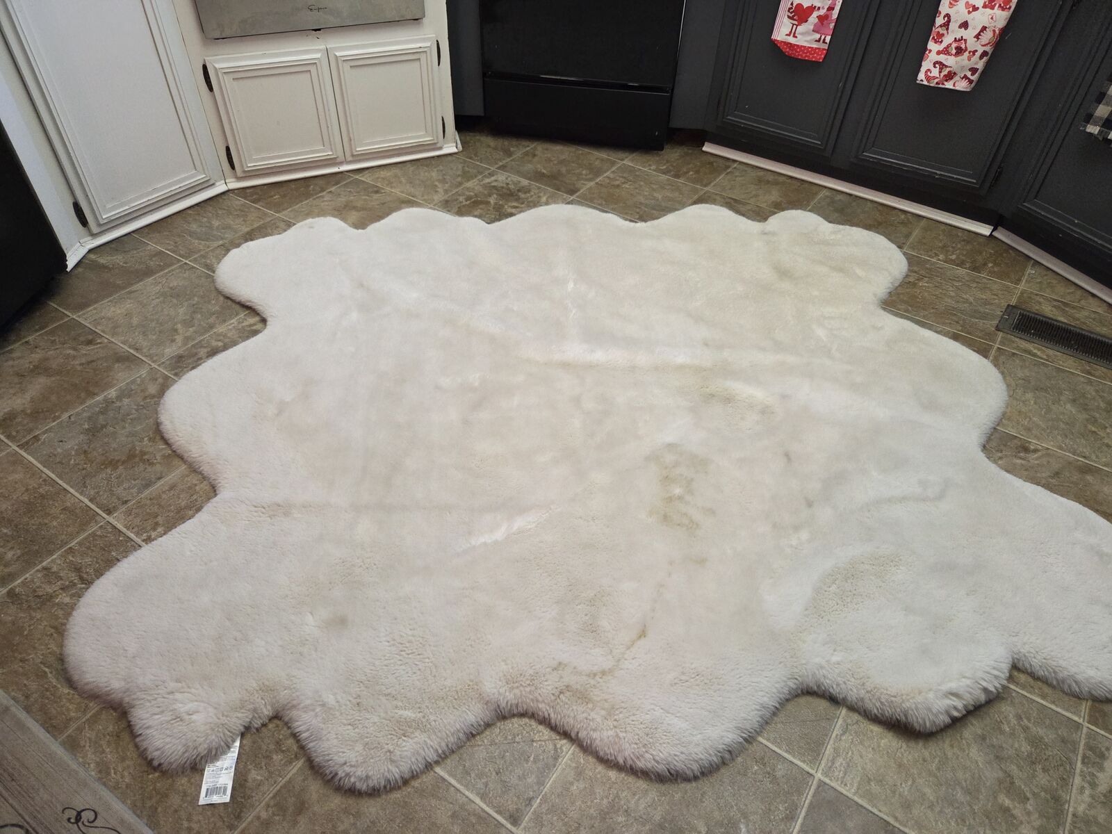 Mon Chateau Luxury Collection Luxe Faux Fur rug in ivory. The rug has a 3-inch thick pile made of 100% polyester