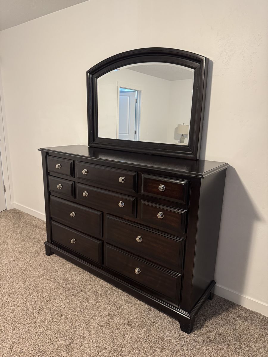 Beautiful Full Size Dresser W/Mirror