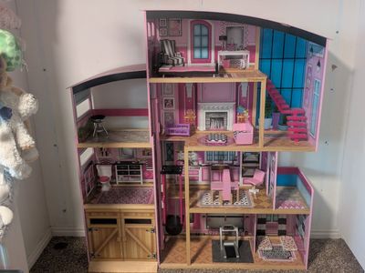 Barbie Dream House & extras
