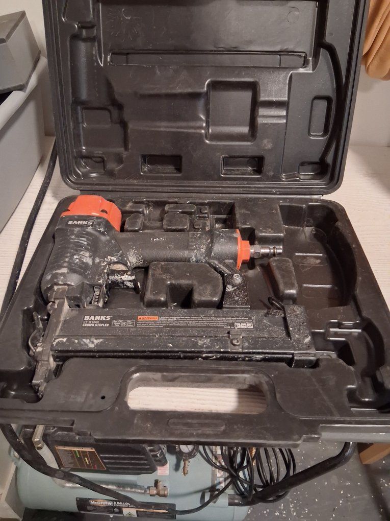 BANKS 3/8" - 1/2" Crown Stapler, Air-Powered, with Hard Case - Lightly Used, Great Condition