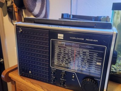 Vintage Sharp worldwide reciever radio