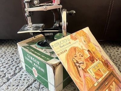 Vintage Singer Model 20 "Sewhandy" Toy Sewing Machine with Original Box & Manual