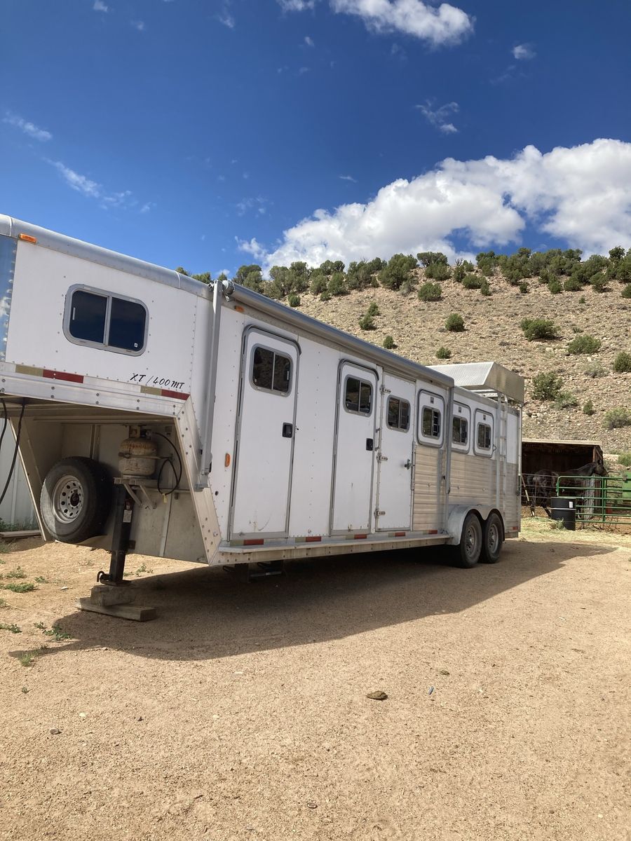 2001 Exiss 4 horse Living quarters