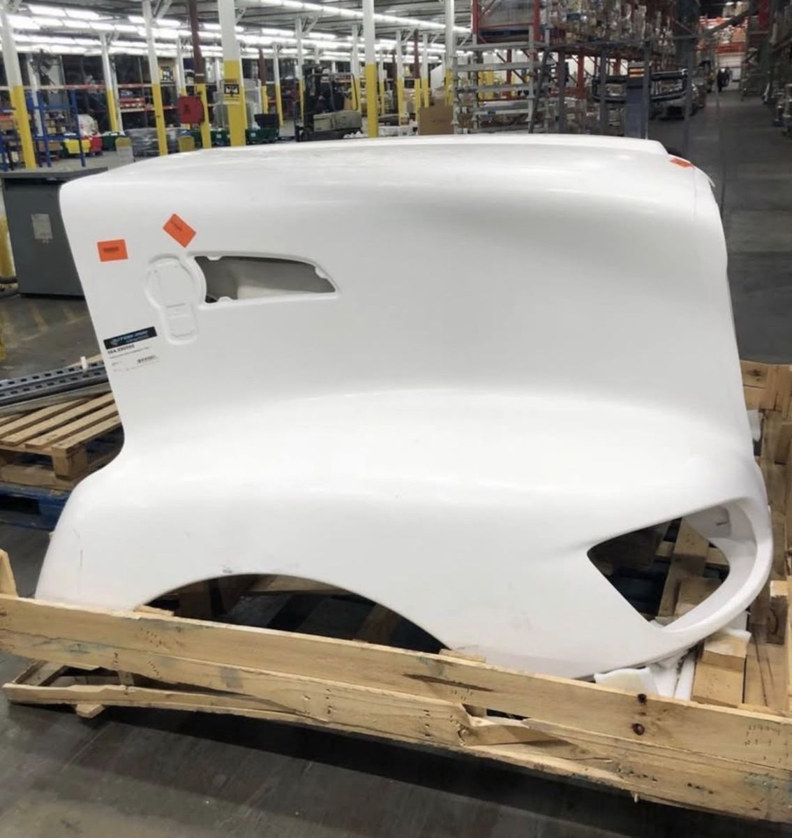 Fiberglass hood for a kenworth t660