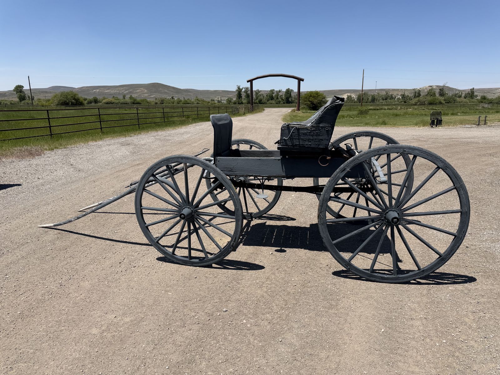 Antique Horse-Drawn Buggy / Runabout Carriage
