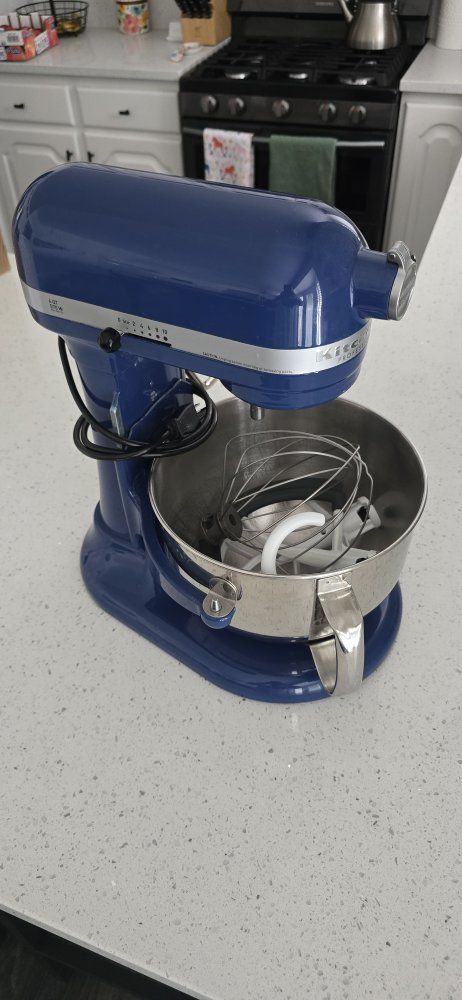 KitchenAid Pro 600 Stand Mixer & Slicer/Shredder Attachment - Blue, 6-Quart - NEEDS MAINTENANCE