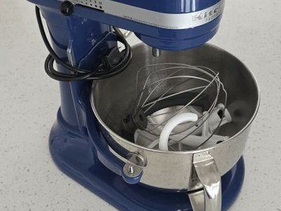 KitchenAid Pro 600 Stand Mixer & Slicer/Shredder Attachment - Blue, 6-Quart - NEEDS MAINTENANCE