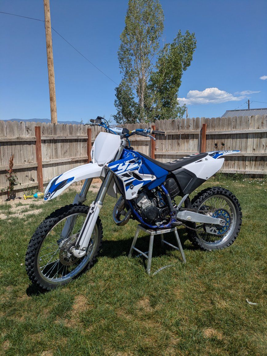 Yamaha YZ125 Dirt Bike with FMF Shorty Exhaust & Tusk TACH/HOUR Meter