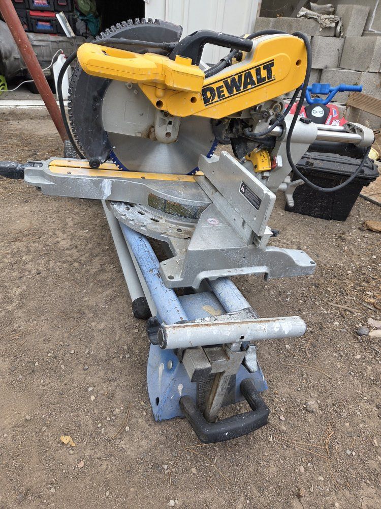 Dewalt DWS780 12 Inch Double Bevel Sliding Compound Miter Saw with Stand