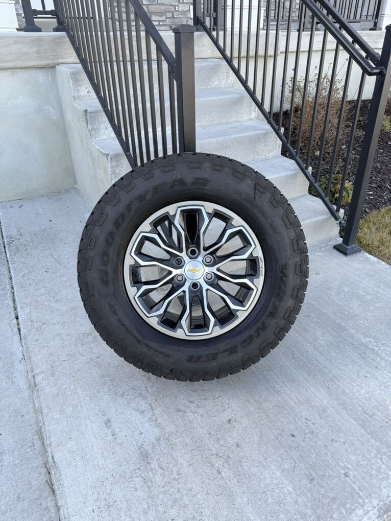 Chevy Colorado ZR2 Rims and Tires 265/70R17