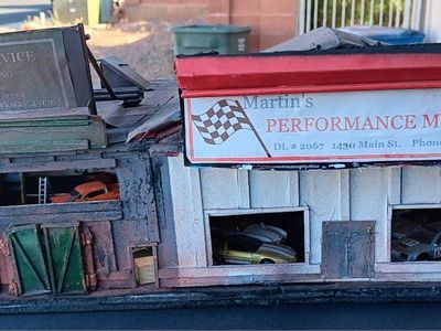 Custom SCRATCHBUILT Diorama Showroom Garage with Hot Wheels
Diecast Cars & LED Lighting