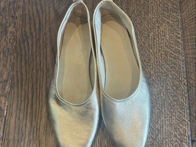 BRAND NEW WITH TAGS- VINCE women’s gold leather slip on flats in size 8
