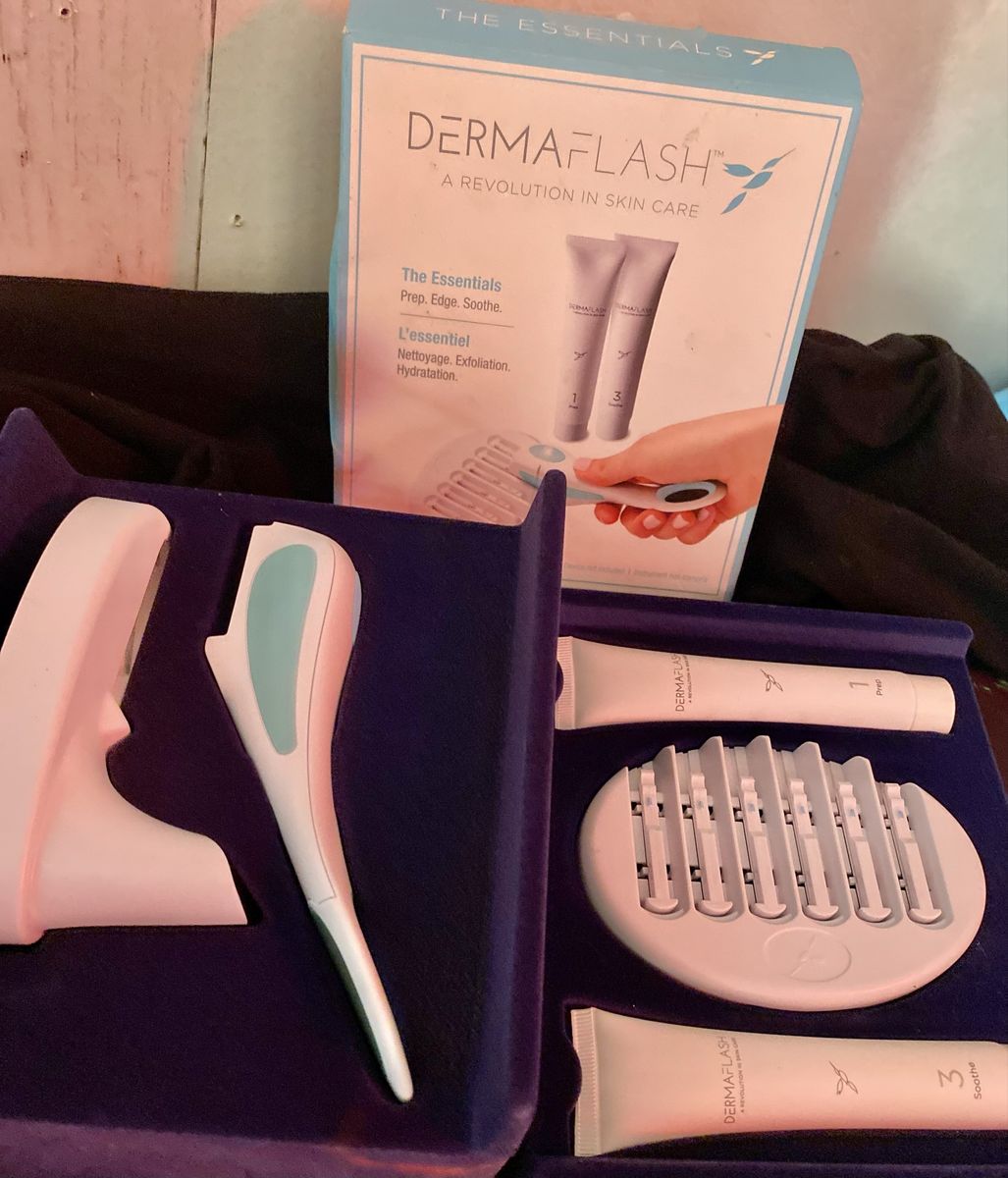 Dermaflash LUXE Facial Exfoliating Dermaplaning Device & Essentials Kit - New, 6 Edges