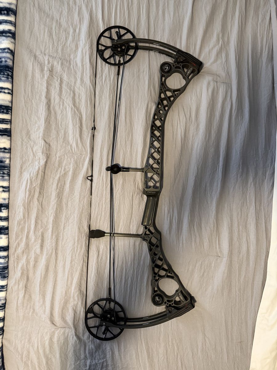 Matthews HTR No Cam compound bow
