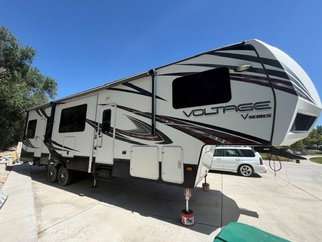 2014 DUTCHMEN VOLTAGE V3605 TOY HAULER 5TH WHEEL