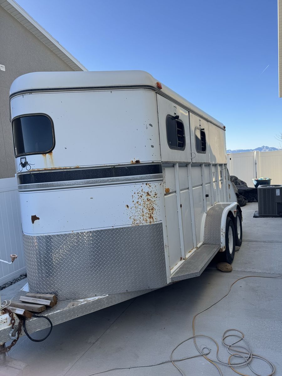 1995 Logan Coach 2-Horse Slant Load Trailer w/ Tack Room & 3 Saddle Racks