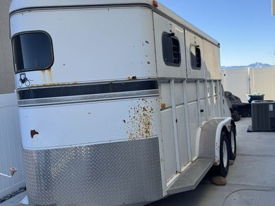 1995 Logan Coach 2-Horse Slant Load Trailer w/ Tack Room & 3 Saddle Racks