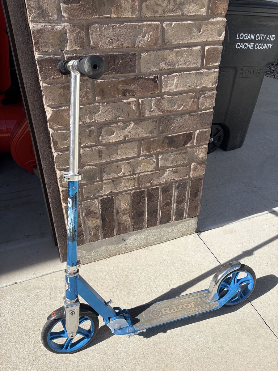 Razor A5 Lux Kick Scooter – Big Wheels, Foldable