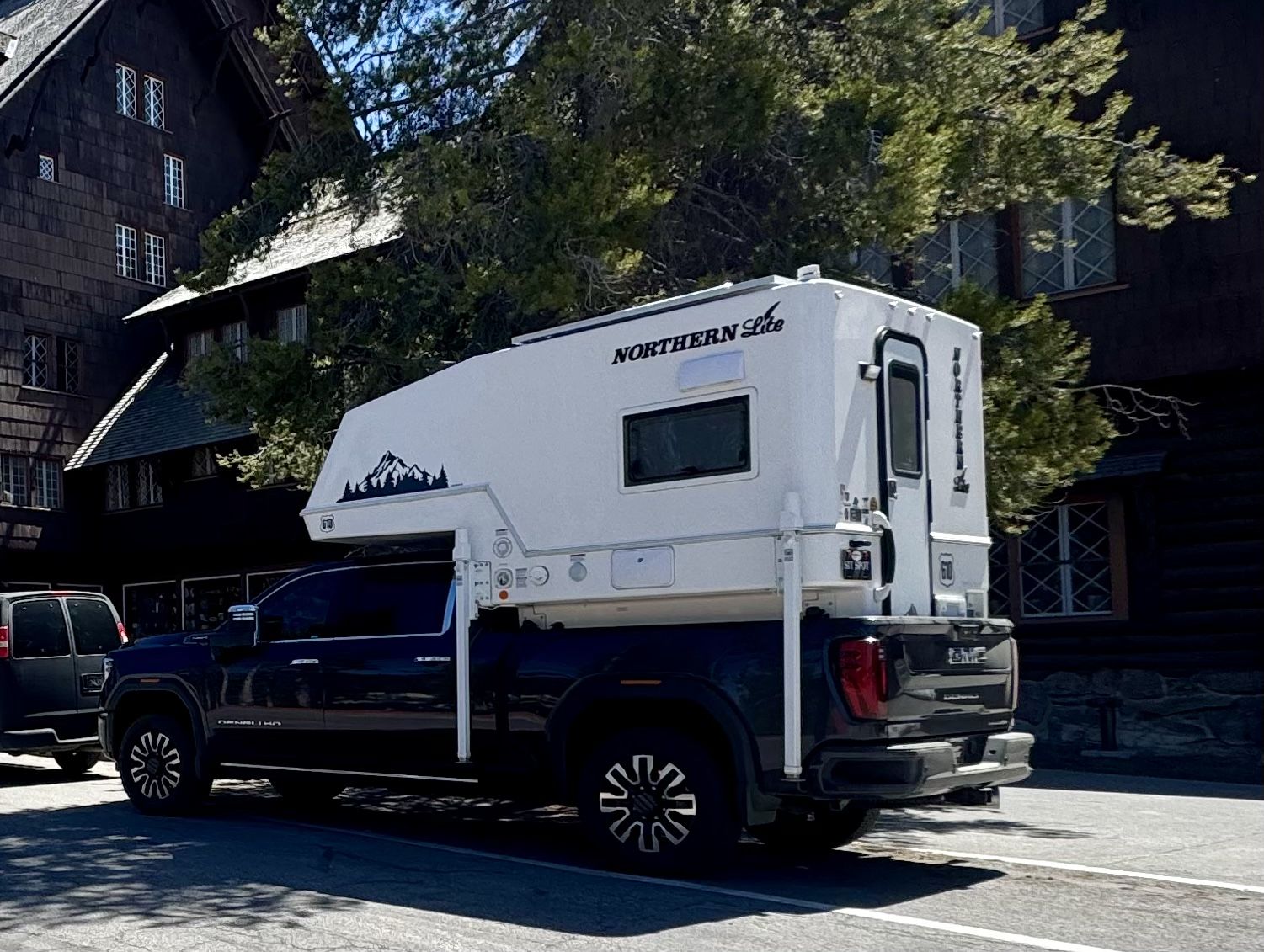 2025 NORTHERN LITE 610 CAMPER LIKE NEW