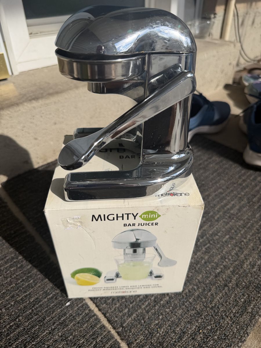 Metrokane Mighty Mini Bar Juicer - Chrome Manual Citrus Press with Box