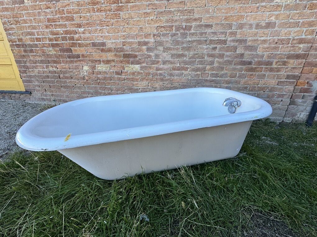 Antigue Clawfoot Tub